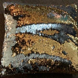 Throw pillow